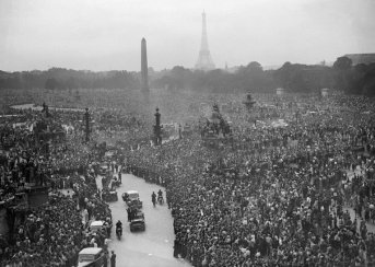 168218_une-foule-immense-est-rassemblee-pour-acclamer-le-general-de-gaulle-place-de-la-concorde-le-26-aout-1944-au-lendemain-de-la-liberation-de-paris